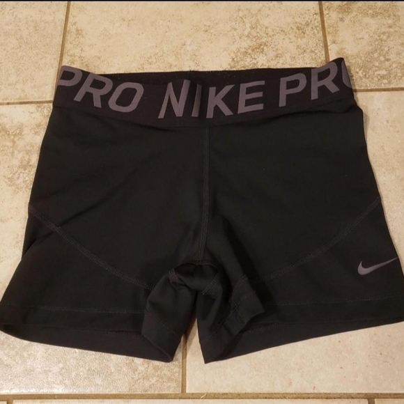 Nike Women's Black Pro Shorts - Picture 1 of 4